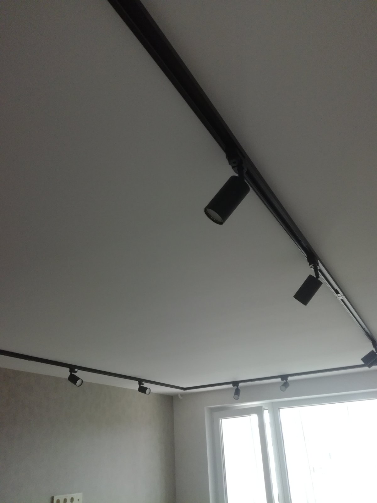 Трековые светильники, установка, дешевый электромонтаж Осиповичи, Минск, Бобруйск,electroosip.by